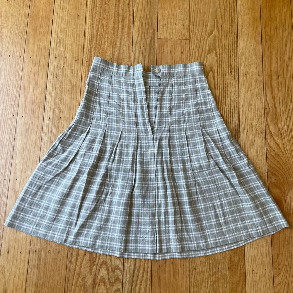 Pleated cream and olive plaid skirt. Vintage size 6. Waist is 26 inches.